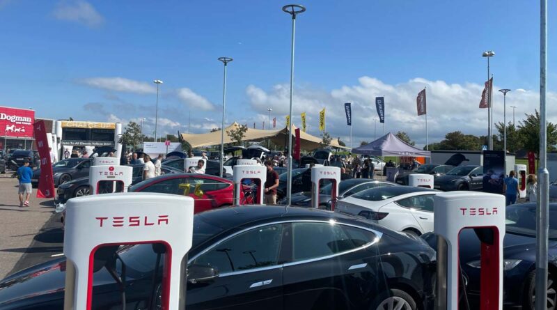 Tesla bjuder på gratis snabbladdning – Supercharger firar 10 år i Sverige